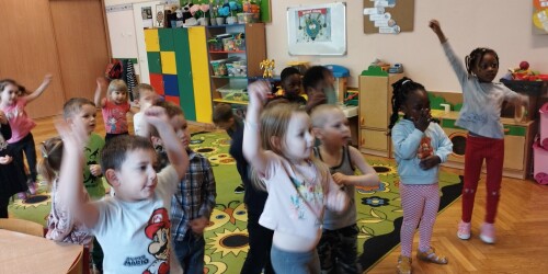 dzieci tańczą