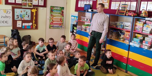 dzieci słuchają wykładu pana geologa