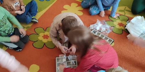 dzieci bawią się na dywanie