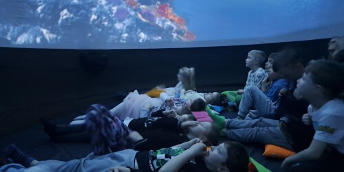 dzieci oglądają film na temat mórz i oceanów